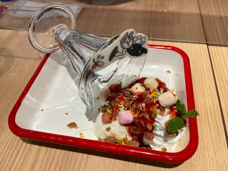 工安迷因《現場貓合作咖啡廳》送來的餐點項是打翻真的是事故現場 工安迷因《現場貓合作咖啡廳》送來的餐點項是打翻真的是事故現場