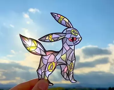 網友製作《玻璃彩繪風格寶可夢》太美了！漂亮的作品在太陽下閃耀