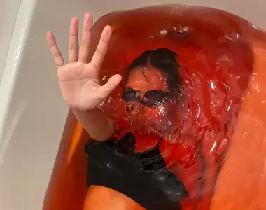 水族館創意商品《B級鯊魚入浴劑》只要10秒整個浴缸就會紅通通的...