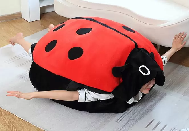懶人系商品《可以穿的瓢蟲抱枕》150公分超大尺寸,整個人塞進去耍廢完全沒問題 懶人系商品《可以穿的瓢蟲抱枕》150公分超大尺寸,整個人塞進去耍廢完全沒問題