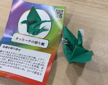 這個有點厲害《辣妹摺紙鶴》歪七扭八也許就是該扭蛋產品的精隨？