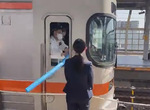 《日本鐵路公司新人研習》拿泡棉棒打新人的神秘儀式 背後隱含著什麼深奧的意義? 《日本鐵路公司新人研習》拿泡棉棒打新人的神秘儀式 背後隱含著什麼深奧的意義?