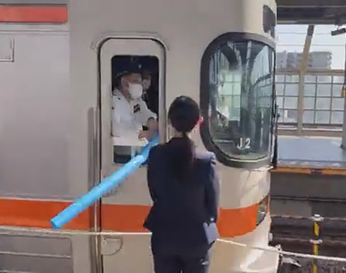 《日本鐵路公司新人研習》拿泡棉棒打新人的神秘儀式 背後隱含著什麼深奧的意義?