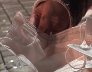 《日本女孩販售原味口罩》越來越多的口罩控，甚至也可以進階成販售內衣內褲的商業模式