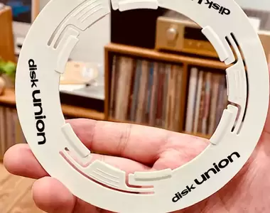 《你知道這是什麼東西嗎？》唱片行新商品讓樂迷直呼超懷念 先說絕對不是投擲武器喔