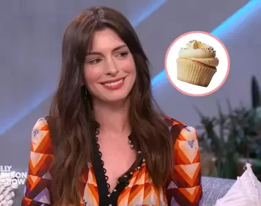 學起來《安海瑟薇教你杯子蛋糕的吃法》用了這招再也不會沾滿臉了