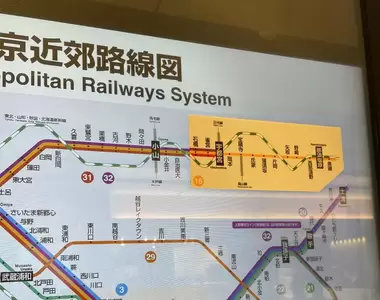 《東京車站的話題路線圖》明明是液晶螢幕卻貼貼紙修正?網友吐槽豈不是本末倒置嗎