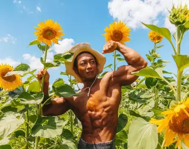 需要度打個問號《免費肌肉男素材》向日葵花海中的玩得很開心的肌肉精靈