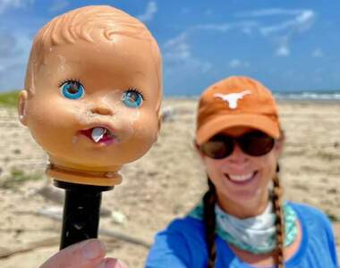 驚悚發現《沙灘詭異娃娃殘骸》路果踢到發現一顆沒頭髮的娃娃正在看著你~嚇