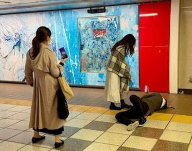 網友直擊《車站廣告前女子與醉漢的奇遇》啊~你要拍照啊？那我往旁邊挪一下