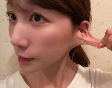 日本正妹高田步美示範《耳朵的正確用法》可以捲起來固定雨傘、自拍棒這真的太強了