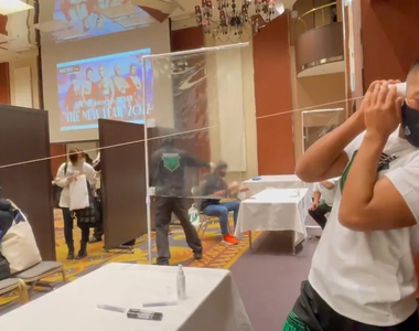 《職業摔角聯盟創意防疫》如何讓粉絲與選手聊天又兼顧防疫？紙杯傳聲筒成了活動亮點