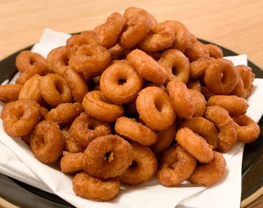 《小孩許願想吃100個甜甜圈》日本爸爸真的做100個給他吃 不過這些甜甜圈尺寸全都超迷你