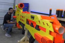 網友製作《大朋友的玩具NERF槍》除了大根以外還有一擊粉碎磚塊的威力
