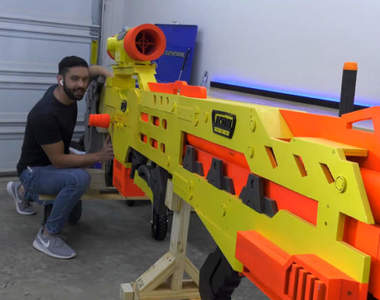 網友製作《大朋友的玩具NERF槍》除了大根以外還有一擊粉碎磚塊的威力