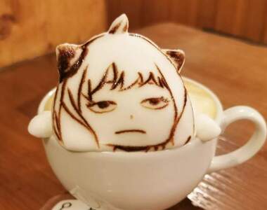 間諜家家酒《安妮亞 3D咖啡拉花》咖啡師加藤瑠菜各種趣味的藝術創作