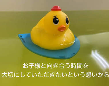 入浴劑新玩法《辣隻自由的黃色小鴨》靠著發泡推進力移動這畫面超有趣