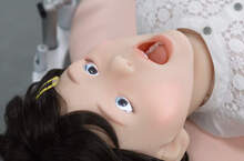 小女孩版《牙醫模擬機器人》會哭會鬧能反應看牙醫時的各種反應
