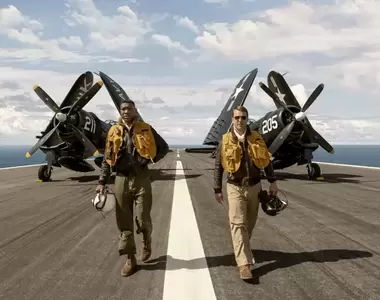 《捍衛戰士》後想看更多海軍飛行員？「劊子手」葛倫鮑威爾再開戰鬥機《決戰38度線》