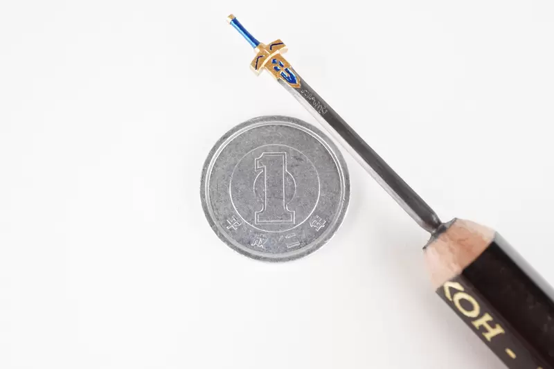 鉛筆雕刻達人創作《誓約勝利之劍 鉛筆版》整個劍身就是鉛筆的筆芯 鉛筆雕刻達人創作《誓約勝利之劍 鉛筆版》整個劍身就是鉛筆的筆芯