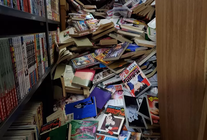 《書房崩壞漫畫收藏家絕望了》千辛萬苦收藏上萬本漫畫 書架撐不住重量倒塌鬧雪崩 《書房崩壞漫畫收藏家絕望了》千辛萬苦收藏上萬本漫畫 書架撐不住重量倒塌鬧雪崩