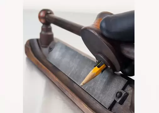 《1890年代的削鉛筆機》想不到古早時代還有這樣的削鉛筆方法？