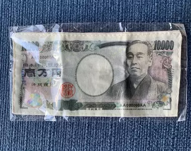 汗拭銀行發行《鈔票手帕》拿錢來擦汗這麼奢侈的事情...我非常願意做(笑)