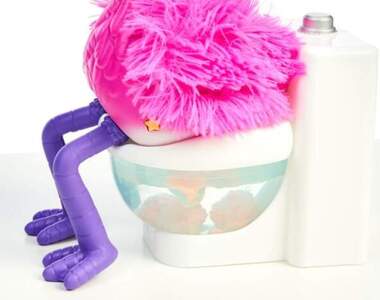 互動式絨毛《便便玩具》玩法非常簡單，就是倒入粉末然後看著它大便