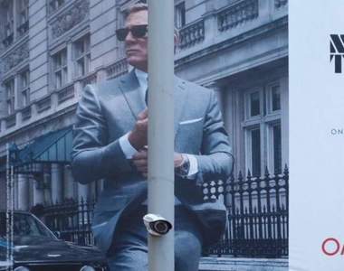 007的褲襠武器《一閃而過街邊搞笑攝影》照片角度真的是太會抓惹