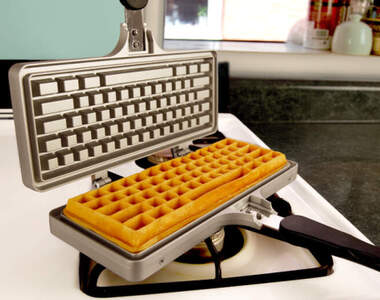 這個造型很可以《鍵盤造型烤鬆餅器》下次開玩笑說吃鍵盤就可以真的吃給他看了