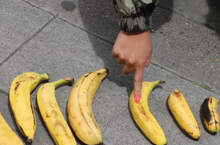 youtuber街訪《女高中生理想的香蕉大小》八種尺寸大小看看女孩最喜歡哪一種？