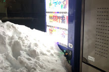 《買不到飲料而爆紅的人》自動販賣機被大雪掩埋一個月 萬人集氣願他早日買到飲料喝