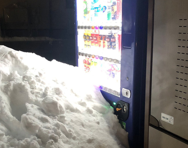 《買不到飲料而爆紅的人》自動販賣機被大雪掩埋一個月 萬人集氣願他早日買到飲料喝