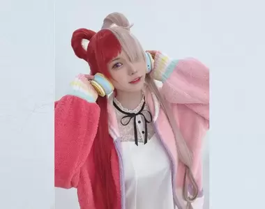 航海王聯名商品《ONE PIECE FILM RED X PEACH JOHN》還有日本知名COSER「Enako」也加入擔任內衣拍攝模特兒