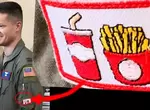 《駐日美軍的奇妙臂章》一杯可樂和一盒薯條代表什麼意思?竟然藏著地名的兩個漢字 《駐日美軍的奇妙臂章》一杯可樂和一盒薯條代表什麼意思?竟然藏著地名的兩個漢字