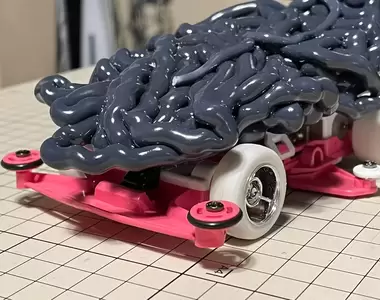 《模型廢料再利用》網友創意打造邪魔神四驅車 散發出的邪惡氣息讓人SAN值直葬