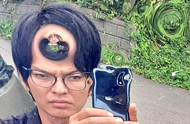 《用反射鏡玩自拍爆紅的人》發掘潛藏其中的藝術潛力 原來梵谷就是這樣畫出星夜的