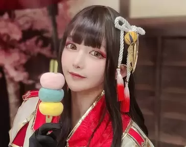 正妹cos《魔物獵人崛起 火芽》兔兔糰子想要跟她一人一串一起吃