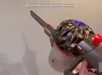Dyson V7也能拿來玩《仿FPS換彈匣影片》在 Kommander Karl 的手裡,沒有什麼電器用品是不能換彈的 Dyson V7也能拿來玩《仿FPS換彈匣影片》在 Kommander Karl 的手裡,沒有什麼電器用品是不能換彈的