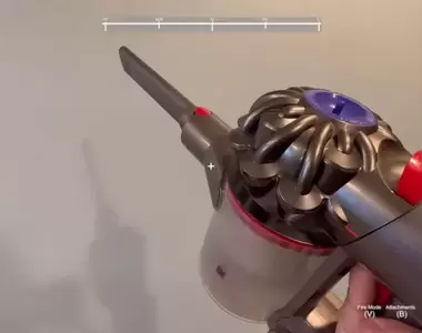 Dyson V7也能拿來玩《仿FPS換彈匣影片》在 Kommander Karl 的手裡,沒有什麼電器用品是不能換彈的