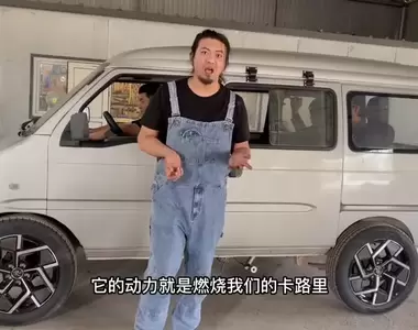 手工耿Handy Geng製作《人力健身房車》4個大漢在密閉空間裡揮灑汗水,那畫面太美我不敢看XD