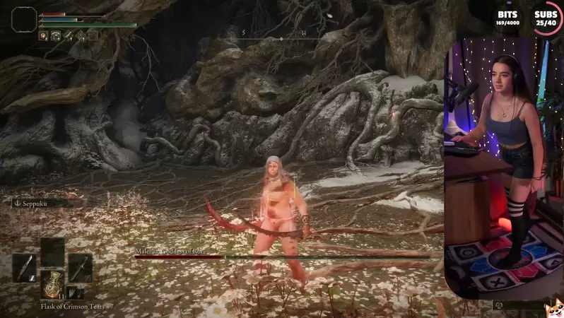 女實況主MissMikkaa《用DDR跳舞墊打贏女武神》而且還是在等級1的狀態下打贏