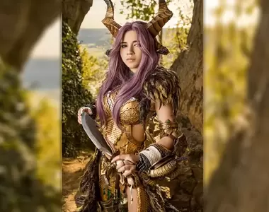 魔物獵人《絢輝龍防具女獵人Cosplay》這一身華麗的打扮還原度真的超高