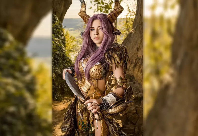 魔物獵人《絢輝龍防具女獵人Cosplay》這一身華麗的打扮還原度真的超高