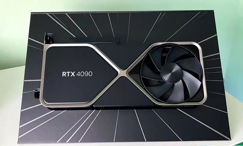 跟香蕉比…《Nvidia RTX 4090》有多大？放在一些熟悉的物體旁邊、來比比大小！