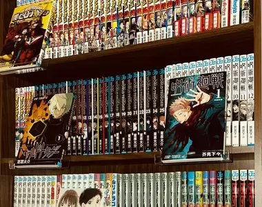 《大創爆紅漫畫陳列架》讓你家瞬間變身書店或是圖書館 大大提升收藏品的觀賞價值