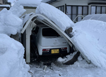 《在雪國停車要冒的風險》日本網友上個月開開心心交車 如今新車被雪壓扁欲哭無淚 《在雪國停車要冒的風險》日本網友上個月開開心心交車 如今新車被雪壓扁欲哭無淚