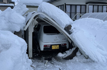 《在雪國停車要冒的風險》日本網友上個月開開心心交車 如今新車被雪壓扁欲哭無淚
