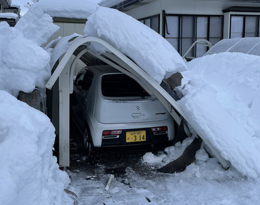 《在雪國停車要冒的風險》日本網友上個月開開心心交車 如今新車被雪壓扁欲哭無淚