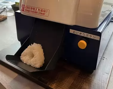 《三角飯糰成型機》日本網友大讚這台機器太夢幻 每一家都應該要有一台